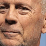 Bruce Willis sonriendo, fotografiado por los paparazzi en un coche: ¿Cómo se ve?