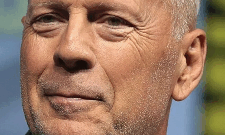 Bruce Willis sonriendo, fotografiado por los paparazzi en un coche: ¿Cómo se ve?