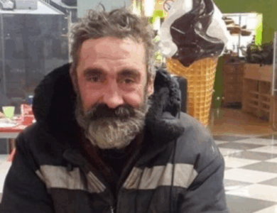 Una camarera amablemente atendió a un hombre sin hogar: ¡La chica no tenía idea de la sorpresa que le esperaba!