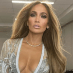 “¡Salió con unos shorts blancos invisibles!”: Jennifer Lopez, de 55 años, deja sin palabras a sus fans con su audaz look.