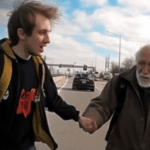 Un Hombre Ayuda a un Anciano Mendigo a Cruzar la Calle: ¡Al Día Siguiente Descubre un Auto Nuevo en Su Garaje!