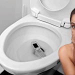 ¿Se te cayó el celular al agua? Esto es lo que debes hacer (y lo que NO debes hacer)