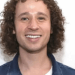 VIDEO: Agreden a Luisito Comunica en la vía pública por criticar la marcha contra la gentrificación